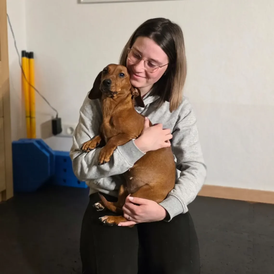 Tiertherapeutin mit einem Dackel