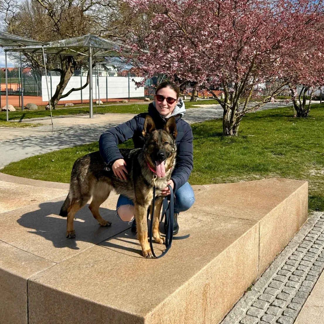 Tiertherapeutin in der Freizeit mit ihrem Hund