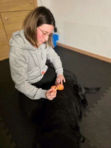 Anwendung eines Massagerollers während einer Therapie